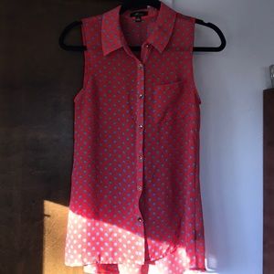 Sleeveless, button down blouse